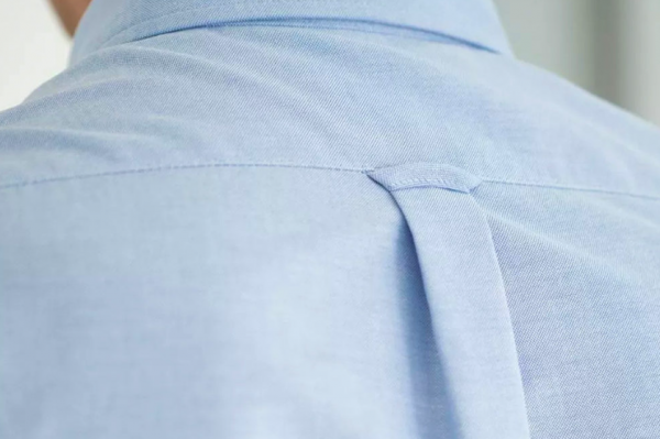 Kemeja dengan aksen lipit di bagian belakang